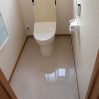 トイレ工事　床パネル施工のサムネイル